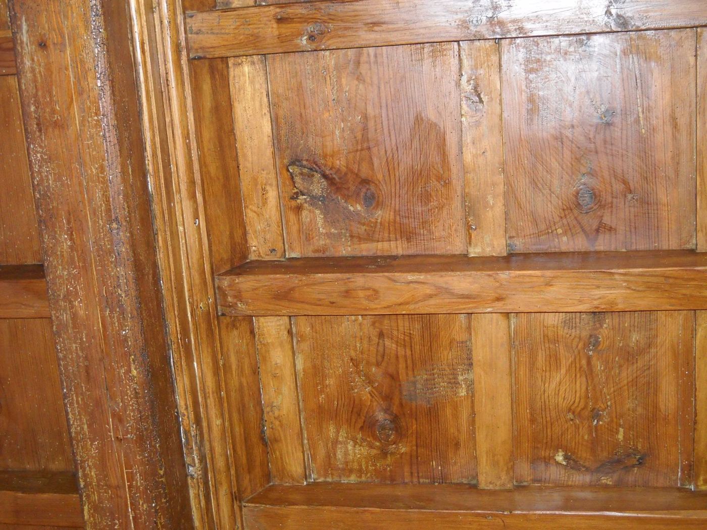 Legno sabbiato con venatura e nodi in rilievo