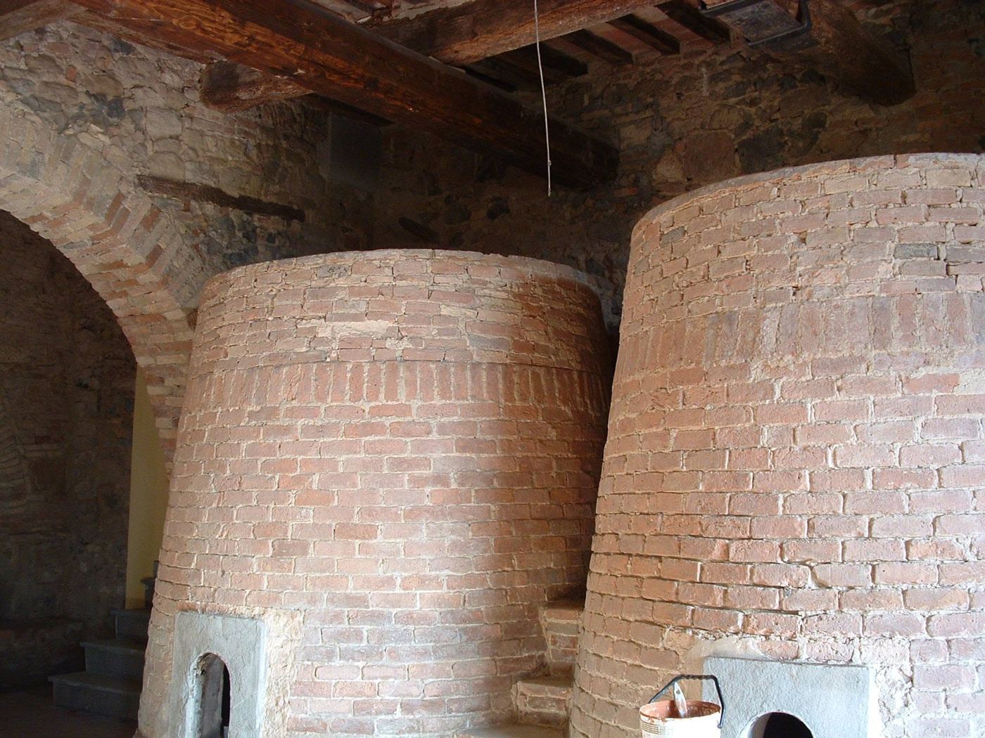 Silos in mattoni a vista in un annesso agricolo