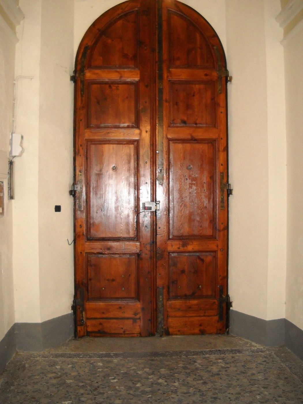 Portone ad arco in legno massello recuperato