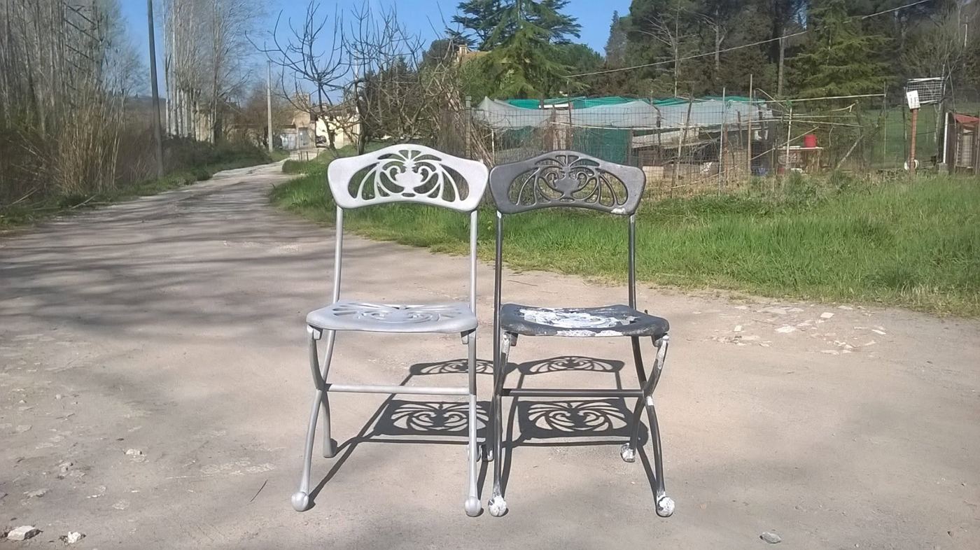 Sedie in ghisa, una sabbiata e una ancora verniciata