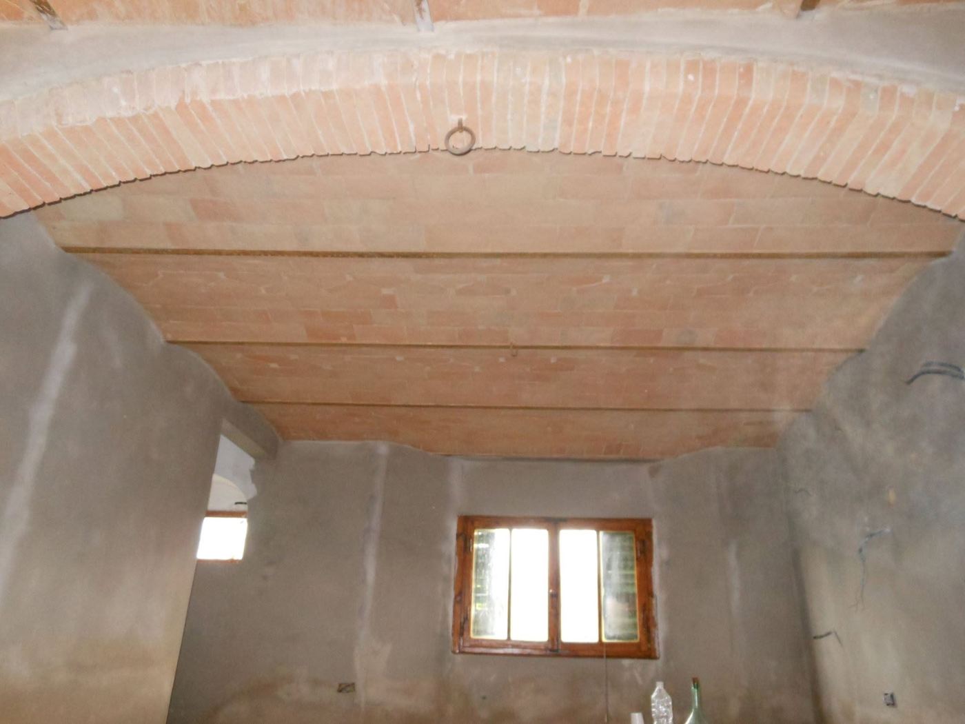 Soffitto con travi e scempiato in cotto riportati a vista